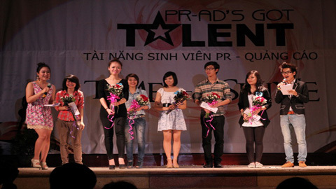 Nữ sinh báo chí khoe tài