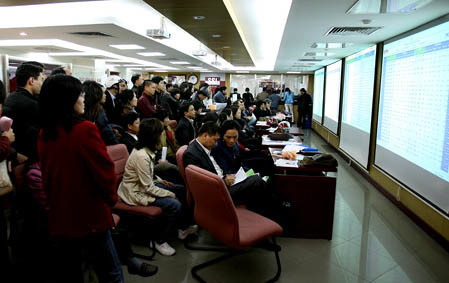 Chứng khoán hưởng lợi khi USD hết “mốt”