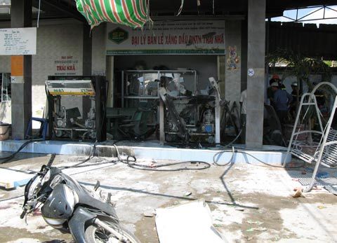 Nổ lớn tại cây xăng, 3 người bị thương