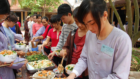 Teen kéo nhau lên chùa tập tu dịp giỗ Tổ