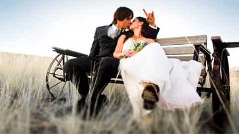 Bão giá, đi trăng mật bằng... xe máy