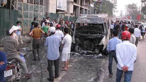 Hà Nội: Ô tô cháy rụi giữa phố