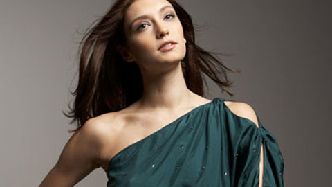 Phong cách sexy với áo lệch vai