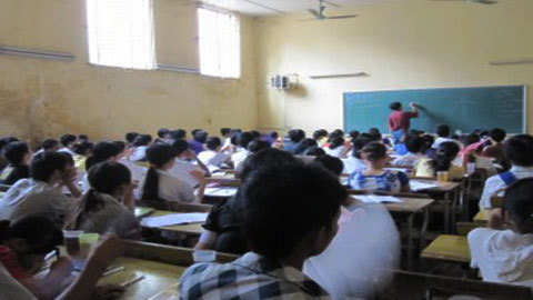 Nhóm bạn trẻ và lớp học gia sư cao cấp