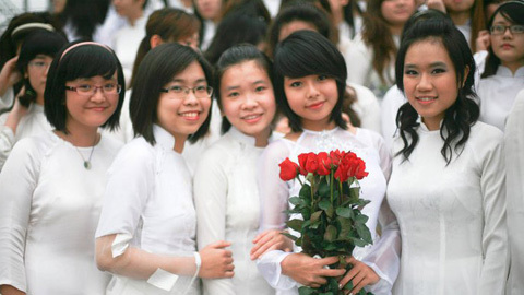 Ngắm teen Ams thướt tha trong tà áo dài