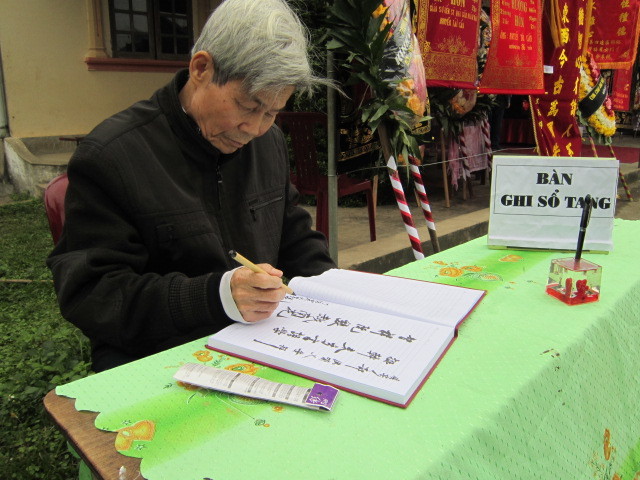 GS Nguyễn Tài Cẩn từ Nga về Nghệ