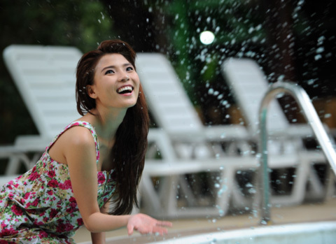 Người đẹp Thúy Diễm lả lơi bên hồ