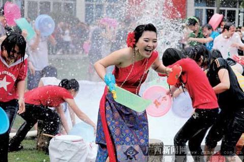 Tưng bừng lễ hội té nước tại châu Á