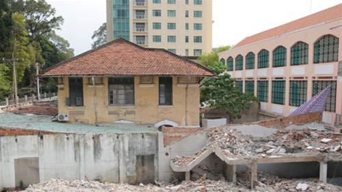 Xây ngân hàng giữa trường học danh tiếng