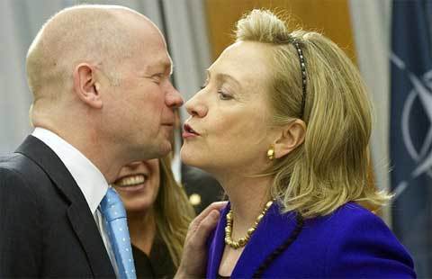 Xem Ngoại trưởng Mỹ Hillary hôn như thế nào