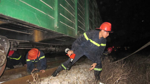 Nghệ An: Toa tàu hỏa cháy rụi trong đêm