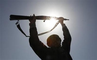Quân Gaddafi nã pháo vào thành phố nổi dậy