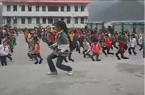 Clip 700 HS tập thể dục điệu Michael Jackson