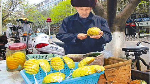 Ông lão 92 tuổi vẫn đi bán hàng rong