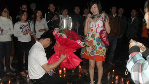 Tỏ tình xong, mang hoa hồng... đi bán!