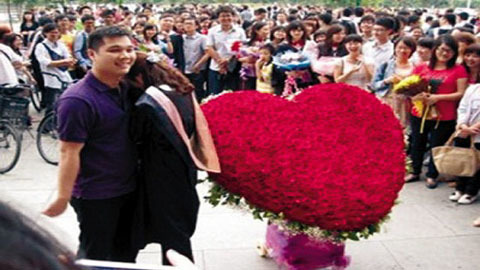 Thêm một màn cầu hôn với 999 đóa hồng