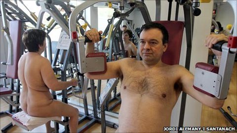 Vô tư khỏa thân tại phòng tập thể dục