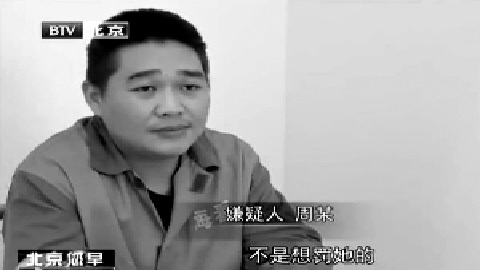 Bị lột quần áo vì uống trộm nước siêu thị