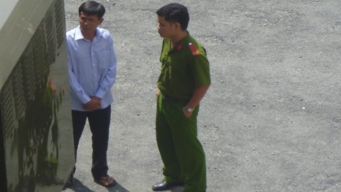 Nhậu say, đem dầu hỏa đòi thiêu vợ