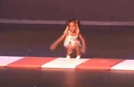 Những clip thể dục của bé 'sốt' cư dân mạng