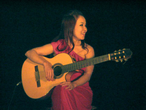 Nghe Lê Thu - nghệ sĩ guitar xuất sắc nhất Châu Á trình diễn