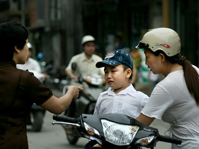 Sao con không hôn mẹ?