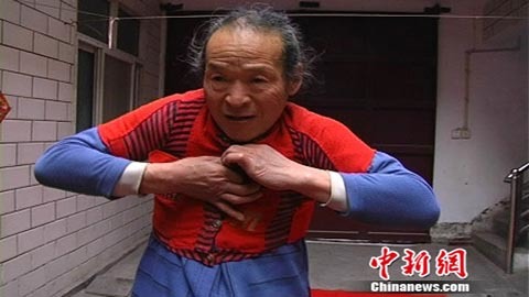 Ông lão 66 tuổi dẻo như trẻ nhỏ