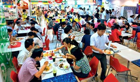 Có quá khắt khe với người chỉ sống nhờ lương?