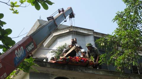 Dùng cần cẩu giải cứu nạn nhân bị điện giật