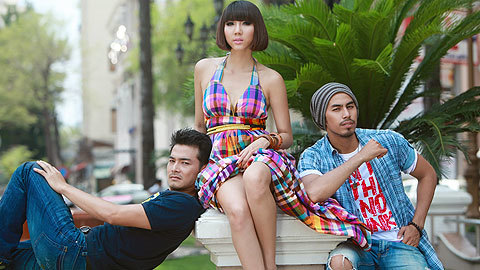 Ngọc Quyên “lả lơi” phơi lưng trần trên phố