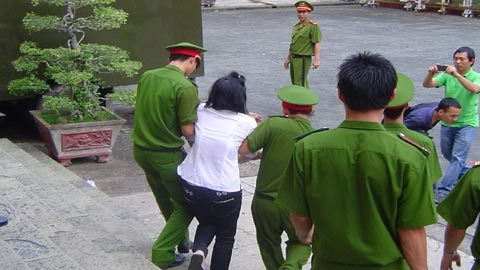 Chồng ngoại và đường vào tù của những “đóa hồng”