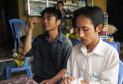 Bất nhân người bố tẩm xăng đốt con