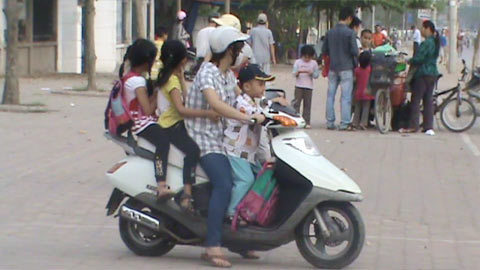 Thản nhiên phạm luật trước mặt con