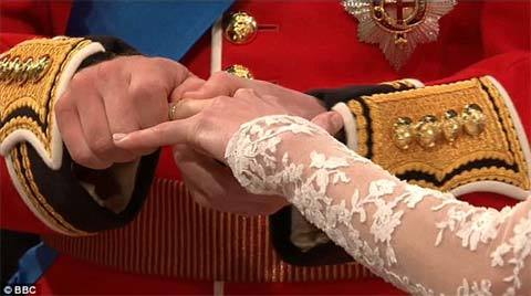 Clip khoảnh khắc 'nín thở' của William và Kate