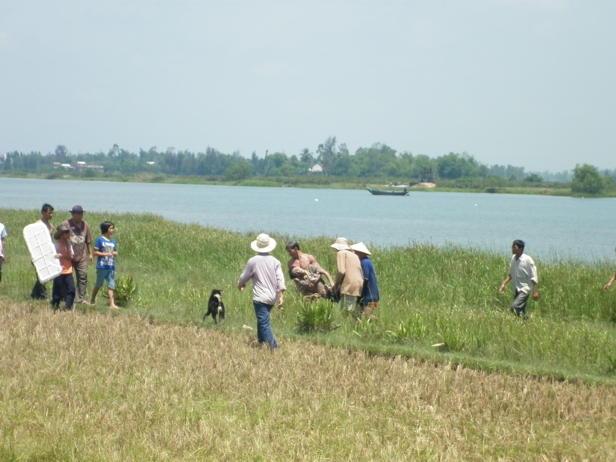Giận cha, con nhảy sông tự vẫn