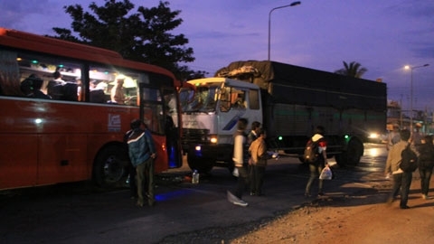 Xe khách đấu đầu xe tải trên quốc lộ 20