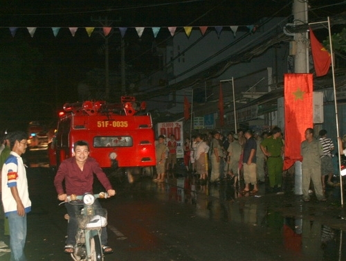 Cháy tiệm sửa xe giữa đêm khuya