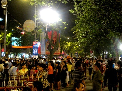 Teen Hà Thành xuống phố ngày lễ