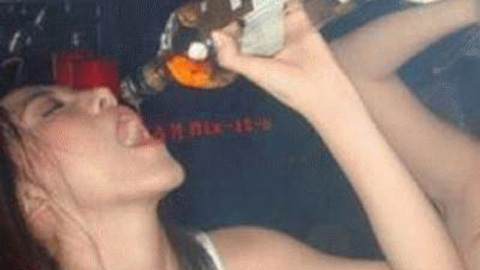 Nữ sinh biến thành 