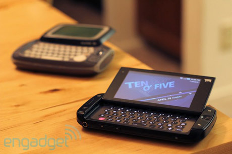 Đập hộp điện thoại 'ăn chơi' Sidekick 4G