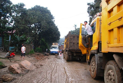 Xe tải 'sa bẫy', tắc đường hàng km