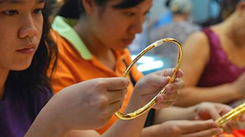 Vàng tuột dốc đứng, USD càng héo hon