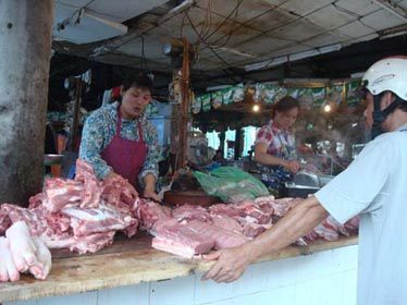 Thịt lợn, cá khan hàng nhưng ế ẩm