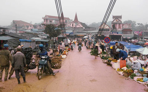 Quy hoạch chợ bùng nhùng, dân ra đường buôn bán