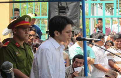 Mẹ nam sinh ngất lịm ngày con nhận án tử