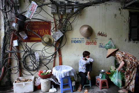 Hiểm họa rợn người trên phố Thủ đô