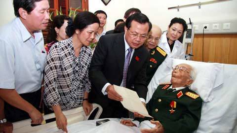 Bí thư Hà Nội chúc sức khỏe Đại tướng Võ Nguyên Giáp