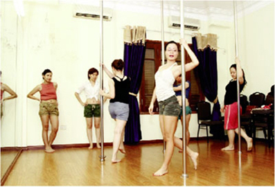 Thiếu nữ Hà thành xếp hàng đi học…múa cột