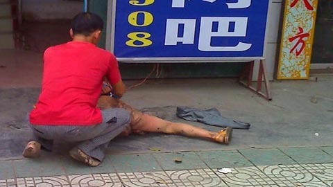 Cha nhẫn tâm bắt con khỏa thân, hành hạ trên phố