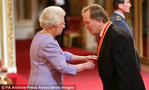 Hiệp sĩ Anh mất việc vì yêu bà cụ 85 tuổi